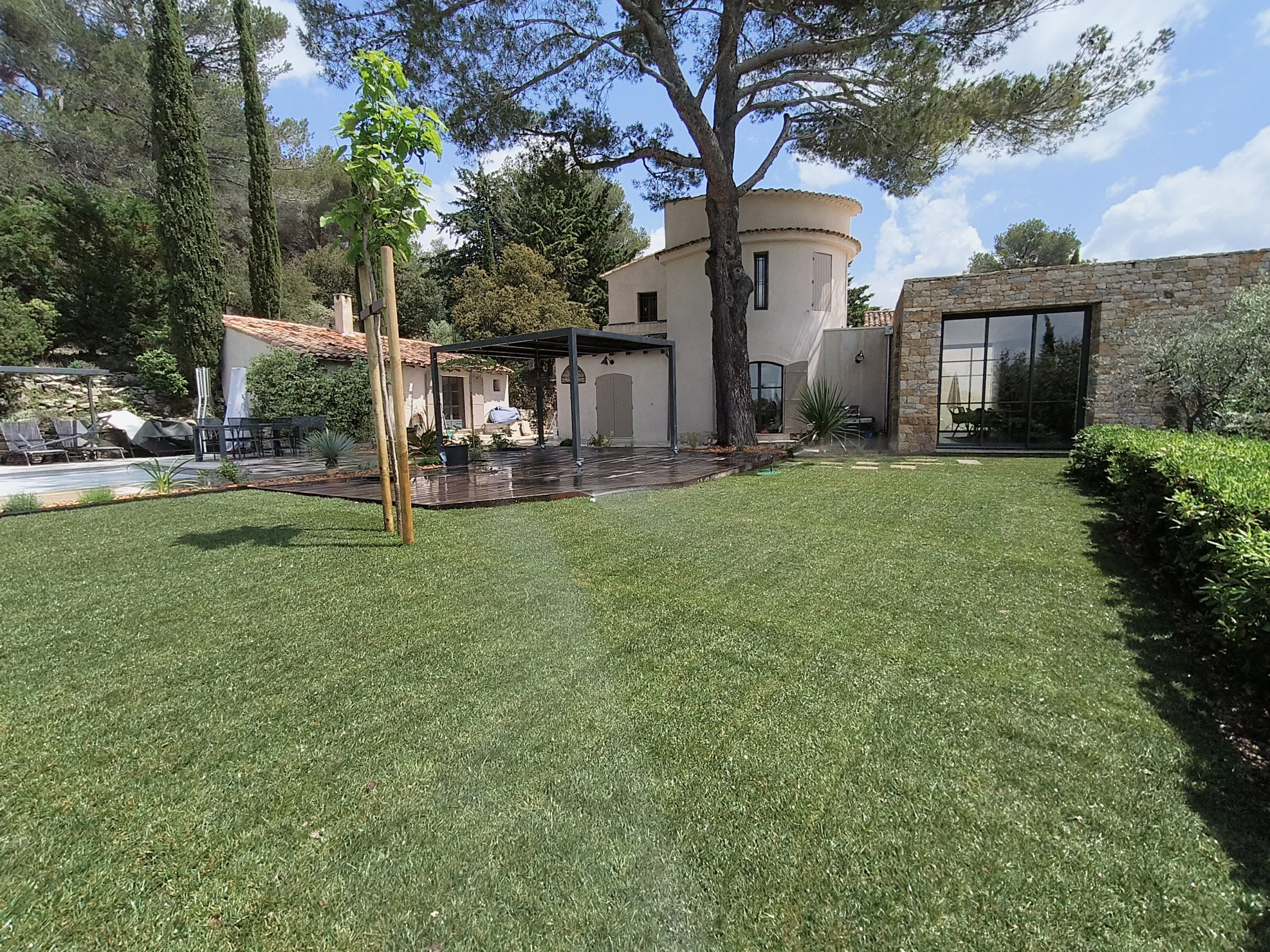 Villa Sainte-Victoire : un jardin convivial entre Provence et art de vivre